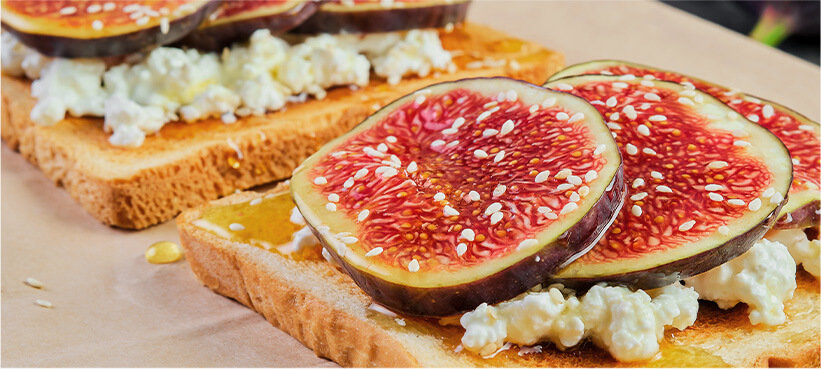 Ricotta toast topped with figs and honey.